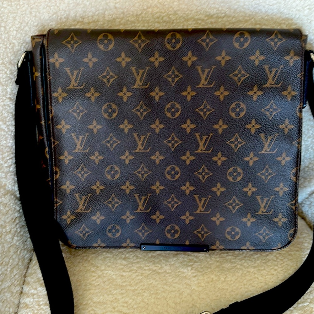 Authentic Louis Vuitton Monogram Canvas District Messenger Bag Brown & Tan